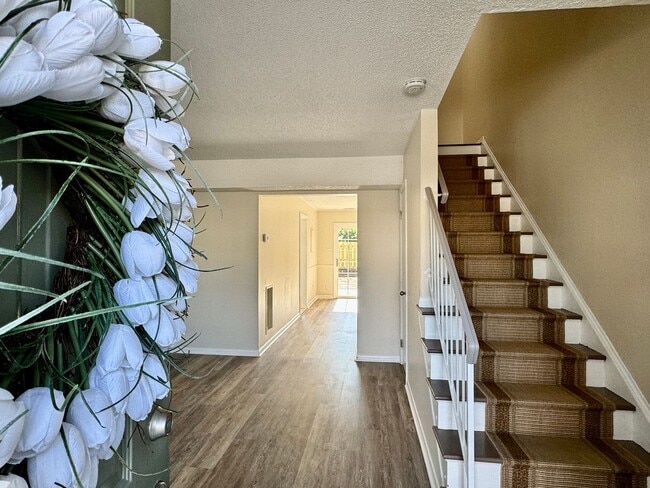 Building Photo - 3-Bedroom Townhome 03-25-26!! All Appliances Convey!! Excellent School Zones!!