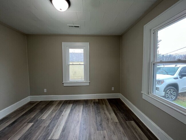 Building Photo - 3 Bedroom 1 Bathroom Home Located In Green...