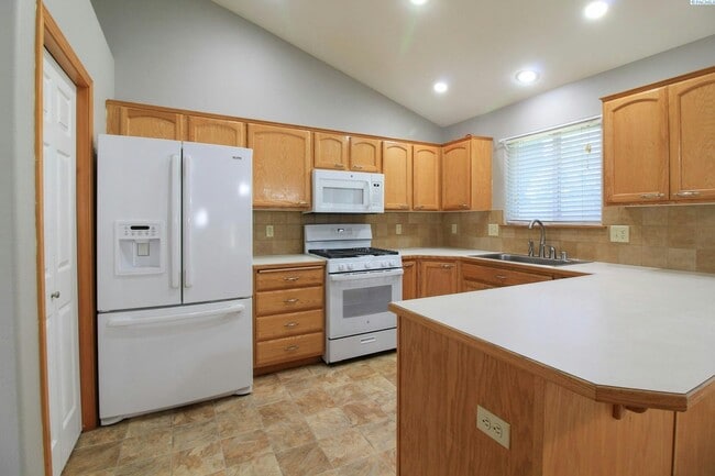 Building Photo - 1757 Maui Dr