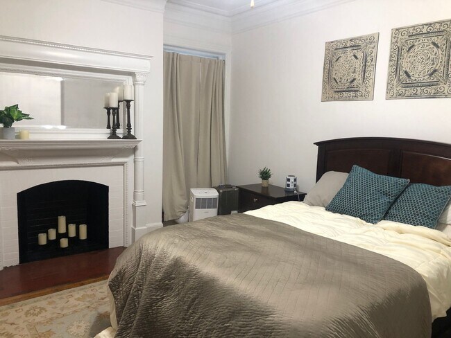 Building Photo - HOT BACK BAY LISTING!!!!
