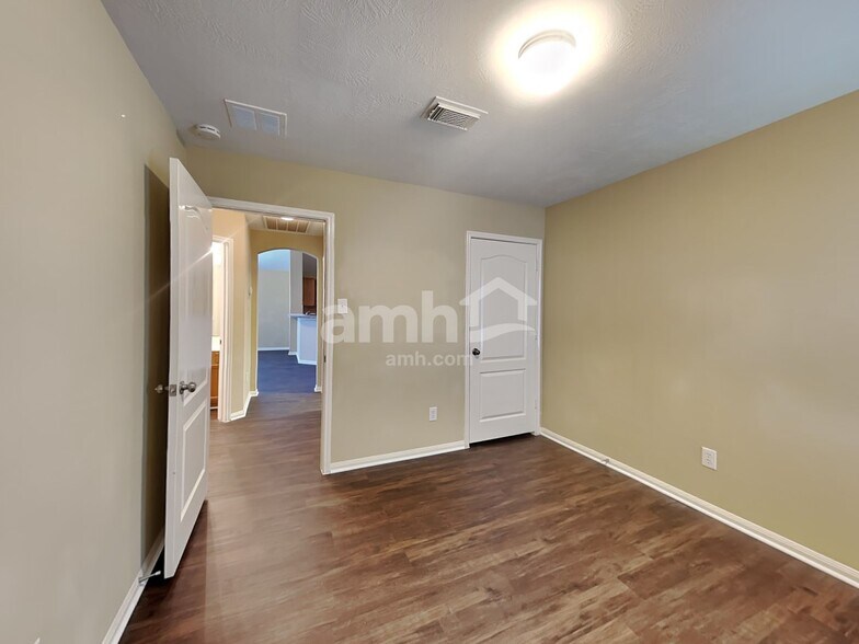 Building Photo - 15919 Sonoma Park Dr