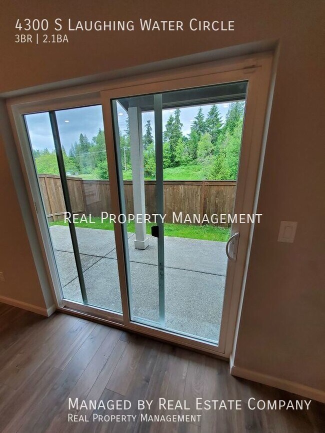 Building Photo - Modern Ridgefield Townhome with Two Car Ga...