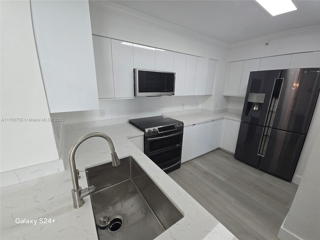 Building Photo - 1155 Brickell Bay Dr