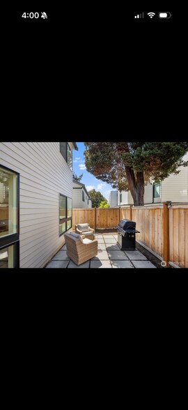 Building Photo - 4028 5th Ave NE