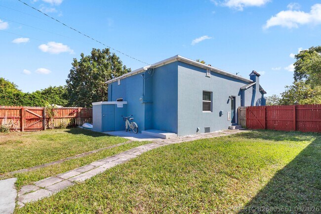 Building Photo - 301 Hawthorne Dr