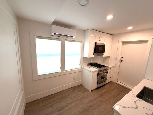 Building Photo - Beautifully Renovated Midtown Sacramento Apartment with Private Backyard Patio!