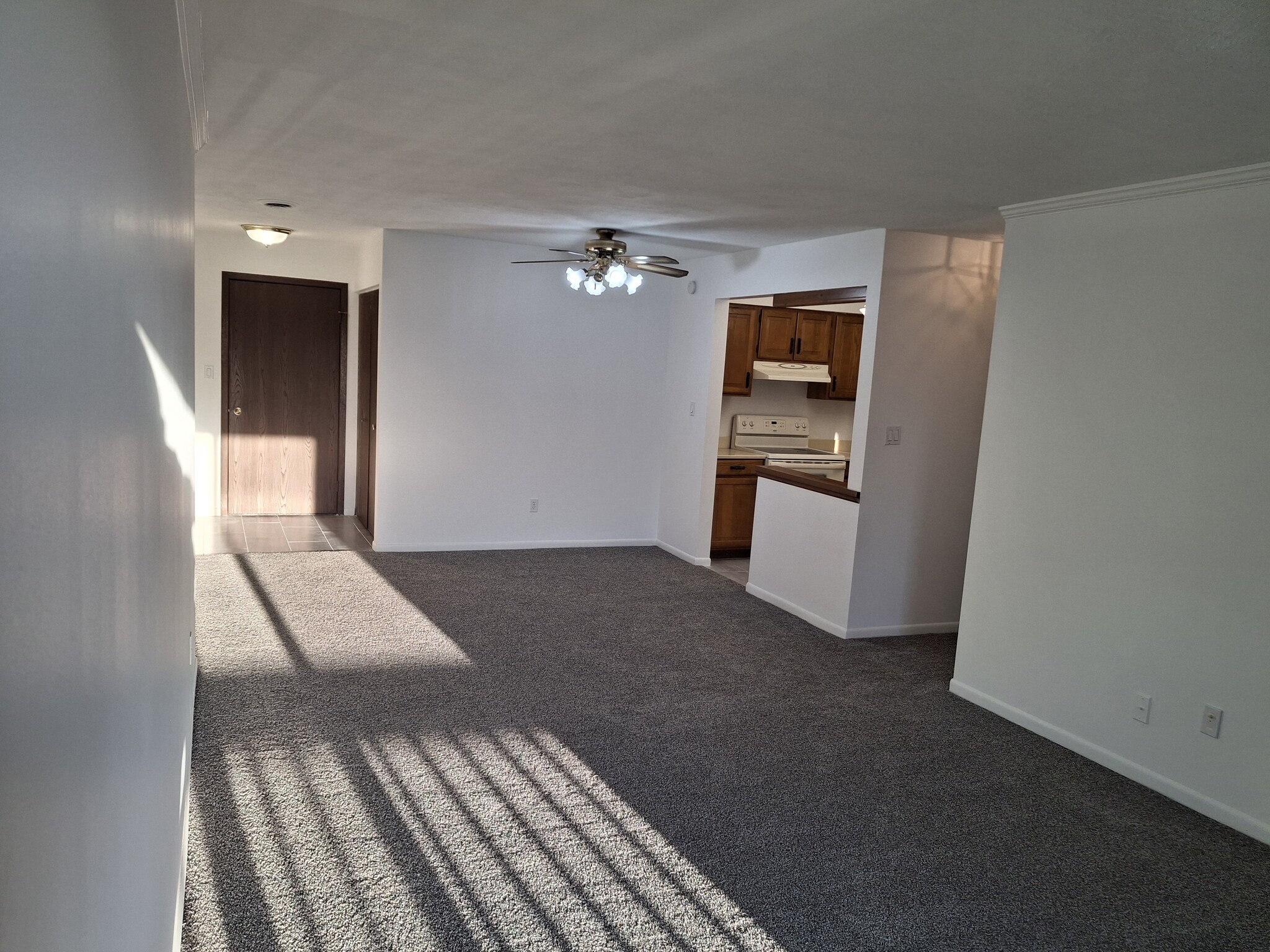 Building Photo - 935 W Glen Park Ave