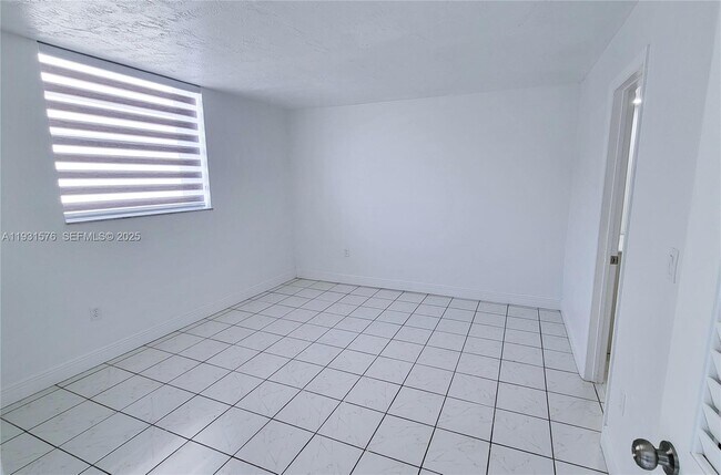 Building Photo - 10090 NW 80th Ct