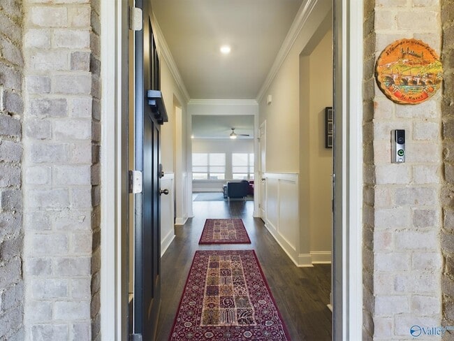 Building Photo - 219 Maureen Dr SW