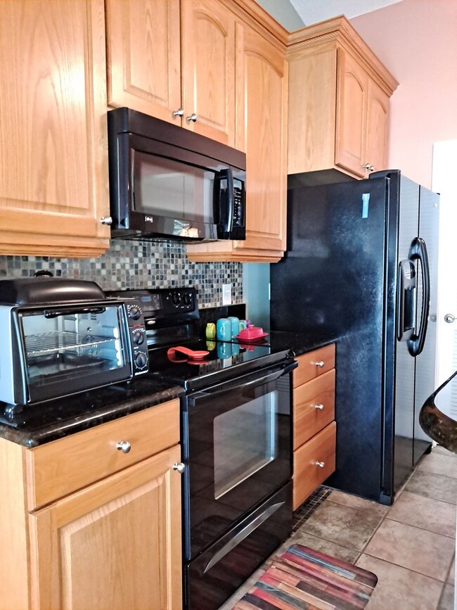 Building Photo - 3208 Royal Palm Dr