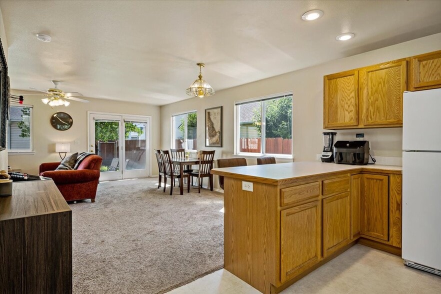 Building Photo - 3013 W Pleasanton Ave