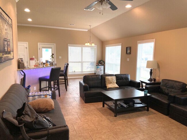 Building Photo - 3100 Claremont Dr