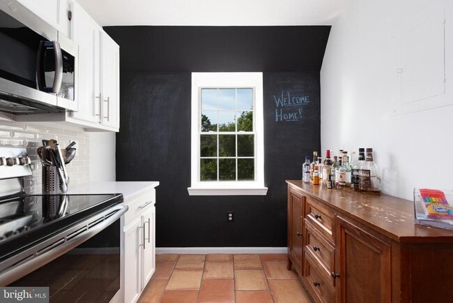 Building Photo - 1900 Key Blvd