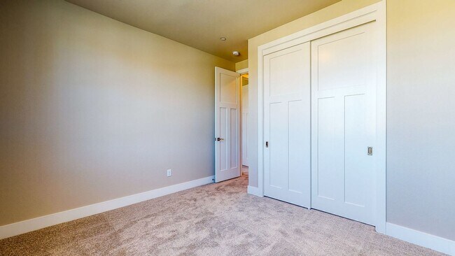 Building Photo - Bright and beautiful Home in Coffey Park! ...