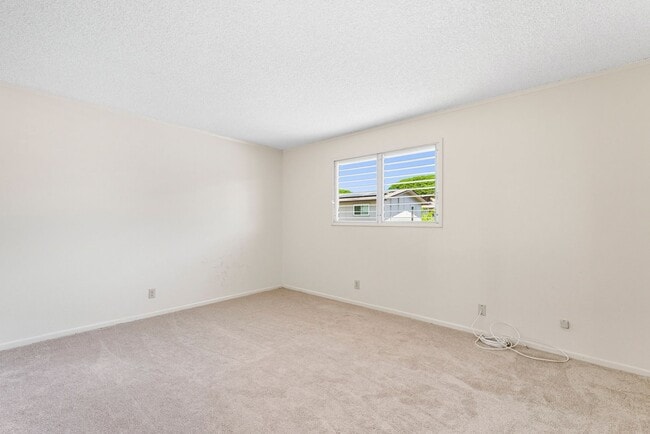 Building Photo - Waiau Gardens Kai Townhouse with 3 bedrooms / 1.5 bathrooms / 2 assigned parking stalls