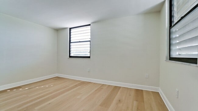 Building Photo - 542 Lakeside Dr