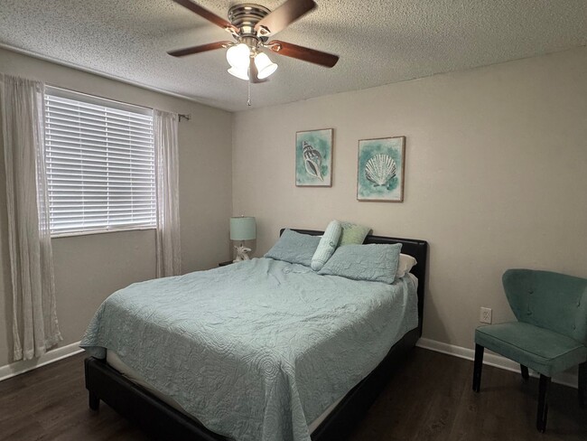 Building Photo - Fully Renovated 2 Bed / 1 Bath Apartment! ...