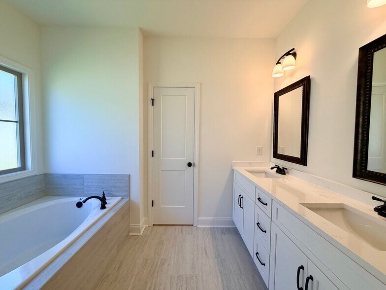 Building Photo - 527 Bristleleaf Path