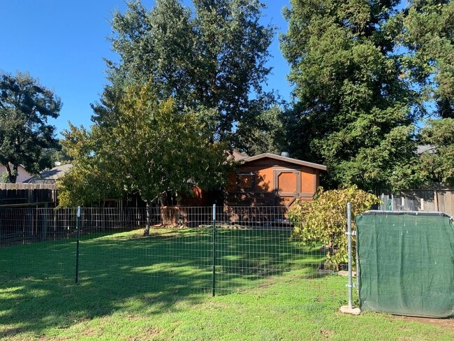 Building Photo - 3 bedroom 2 bath home with HUGE yard in Orangevale