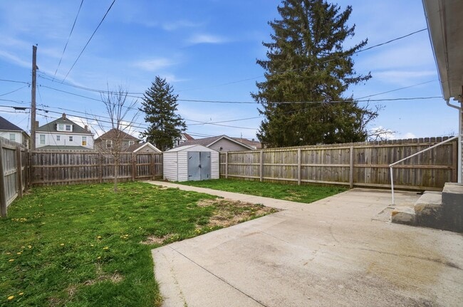 Building Photo - 270 S Cypress Ave