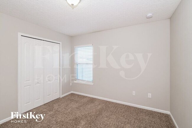 Building Photo - 920 Raindrop Ln