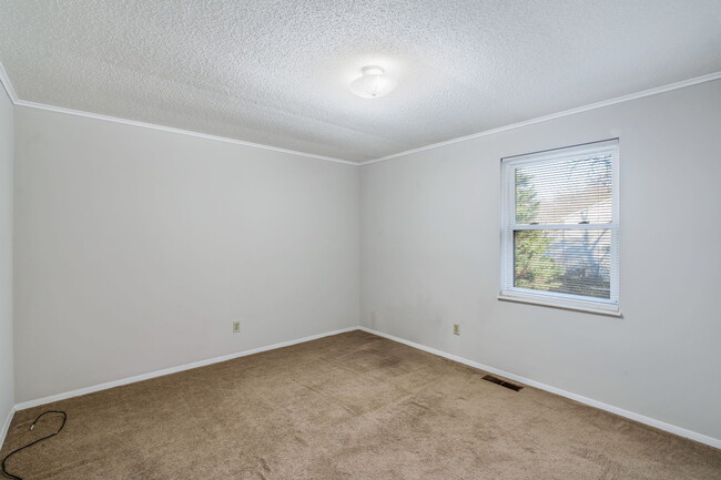 Building Photo - 302 Wakefield Rd