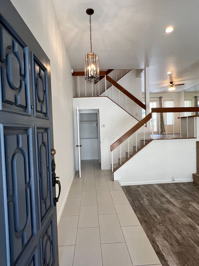 Building Photo - Spacious 2 Bedroom 2-1/2 Bathroom Townhome with 2-car garage in La Jolla near UCSD