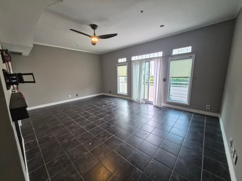 Living Room - 4040 Avondale Ave