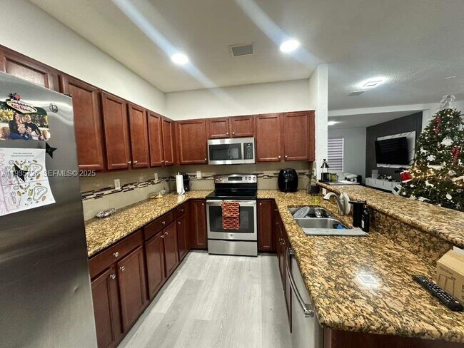 Building Photo - 9350 SW 171st Ct