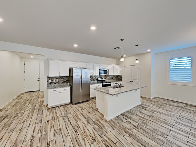 Building Photo - 16657 W Jenan Dr