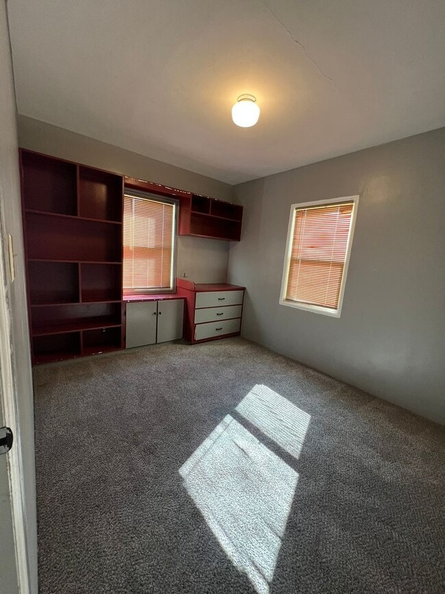 Building Photo - 2 Bedroom, 1 Bath Home