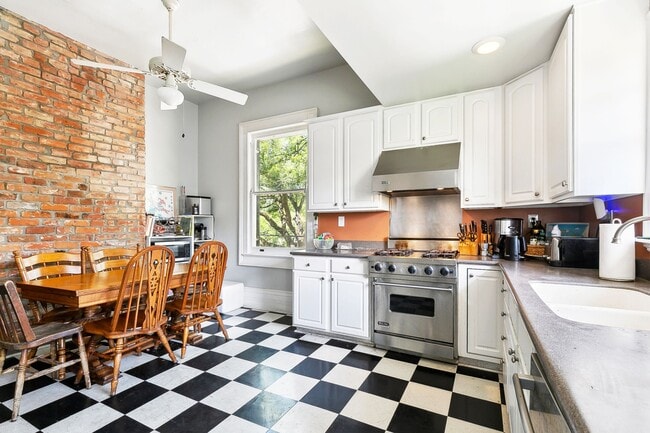 Building Photo - 6056 Prytania St