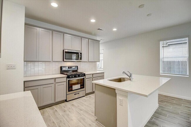 Building Photo - 117 Lacey Oak Lp