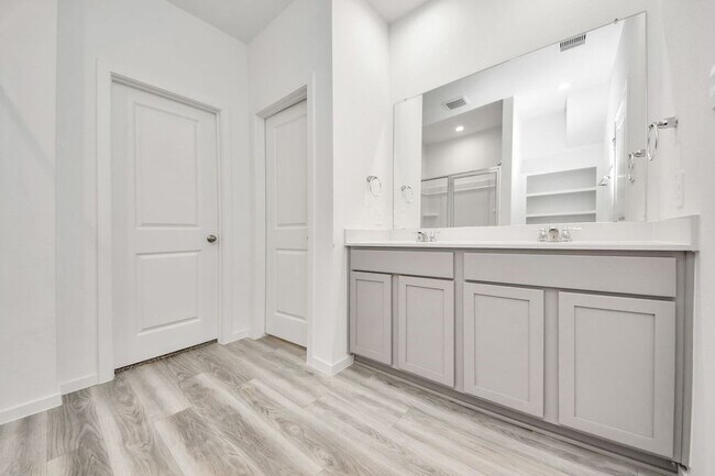 Building Photo - 13517 Heritage Mdw Ln