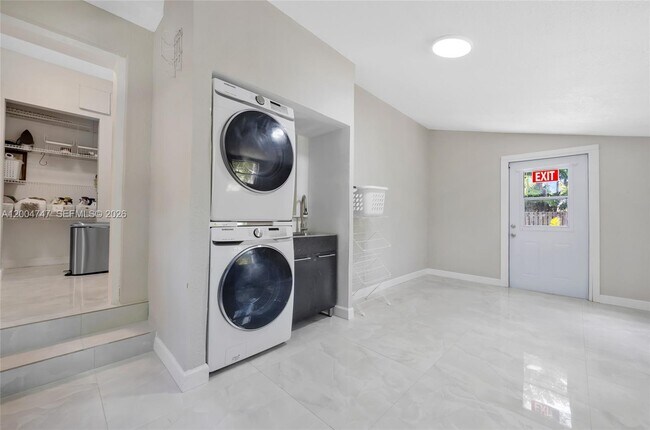 Building Photo - 1050 Harrison St