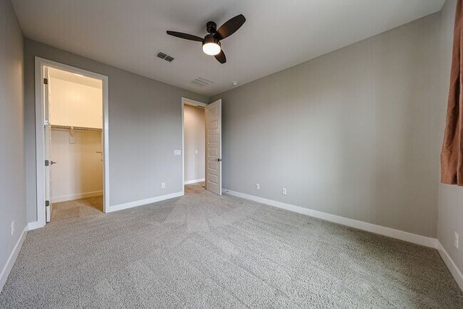Building Photo - Move In Ready!stunning 3 bedroom, 2.5 bathroom home located in Phoenix!