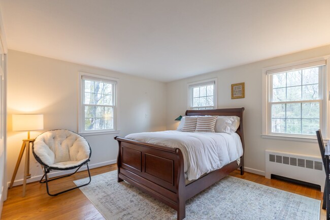 Building Photo - Bright and Beautiful 4 Bedroom Colonial