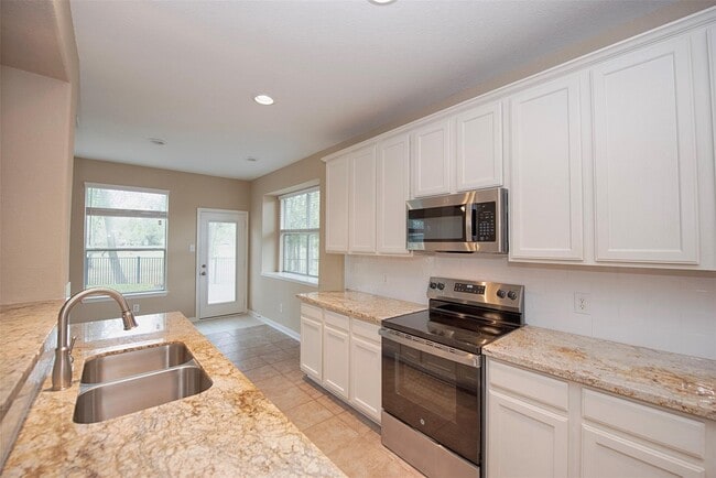 Building Photo - 10411 Village Lake Dr