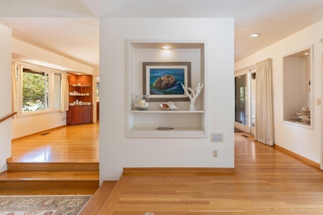 Building Photo - 375 Las Palmas Dr