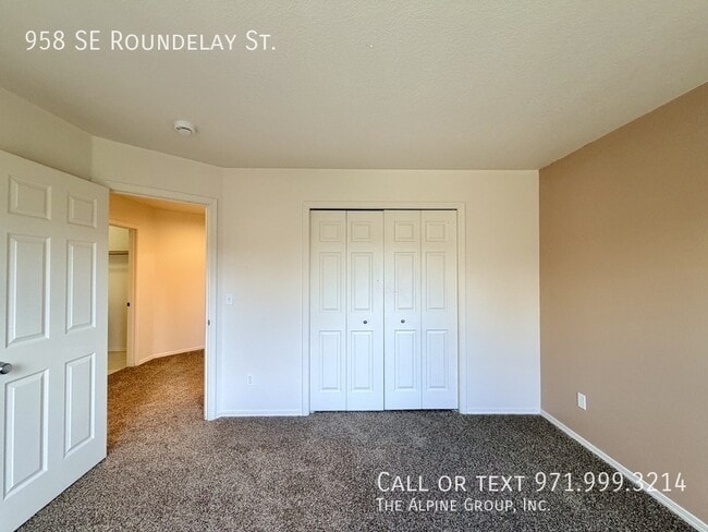 Building Photo - 958 SE Roundelay St