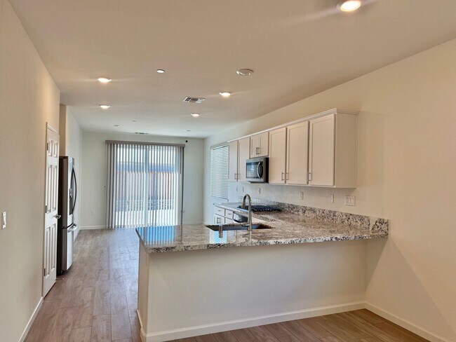 Building Photo - 2081 Fuchsia Dr