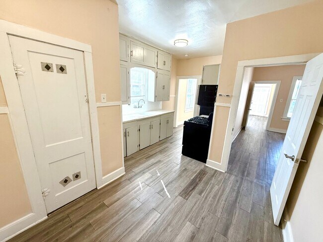 Building Photo - *COMING SOON* Charming 1-Bedroom Duplex With Laminate Flooring Throughout + Fenced Backyard