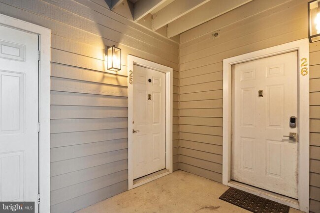Building Photo - 1705 Lake Shore Crest Dr