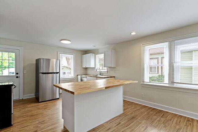 Building Photo - 1537 E Legrande Ave