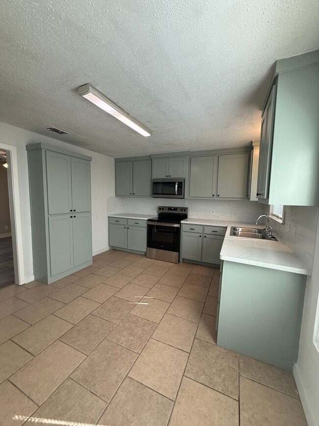 Building Photo - Updated 2 Bedroom House in LISD