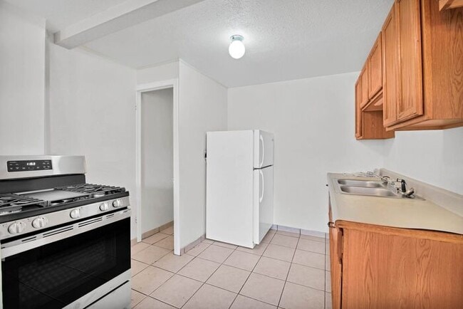 Building Photo - Bright Downtown Studio Apartment