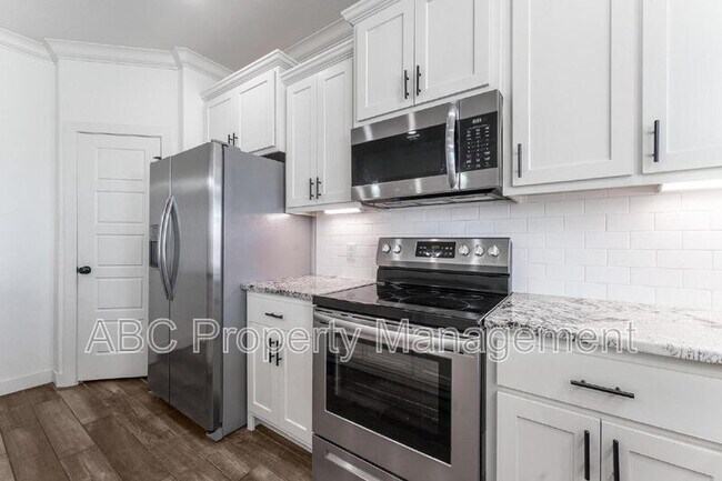 Building Photo - 3307 SW Hillstone Ave