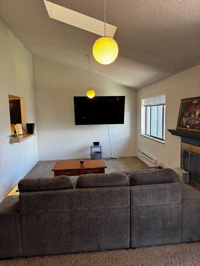 Building Photo - 4 Bed 2.5 Bath Boulder Townhome - Available August 10th