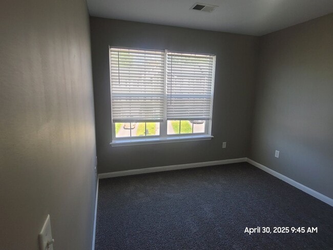 Building Photo - End Unit Town Home in Waynesboro, PA!