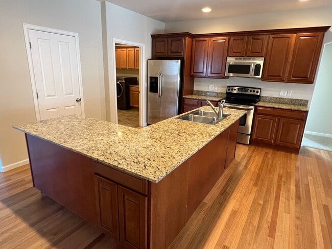 Building Photo - Great location with lots of amenities! 4 b...
